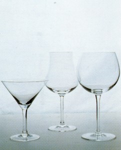 Από αριστερά: ποτήρι για κοκτέιλ ή κόκκινο κρασί,  με μακρύ μίσχο και μεγάλο άνοιγμα. Ποτήρι σε σχήμα τουλίπας, χρησιμοποιείται  κυρίως για σαμπάνια.  Ποτήρι για κόκκινο κρασί.
