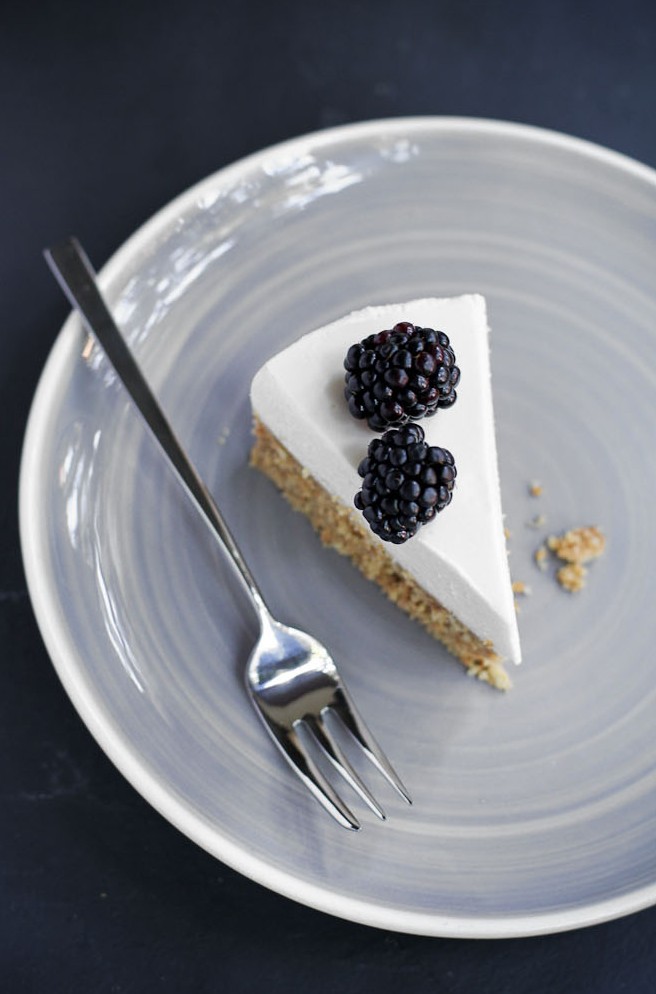 Ελαφρύ cheese cake με δημητριακά, ricotta και μούρ