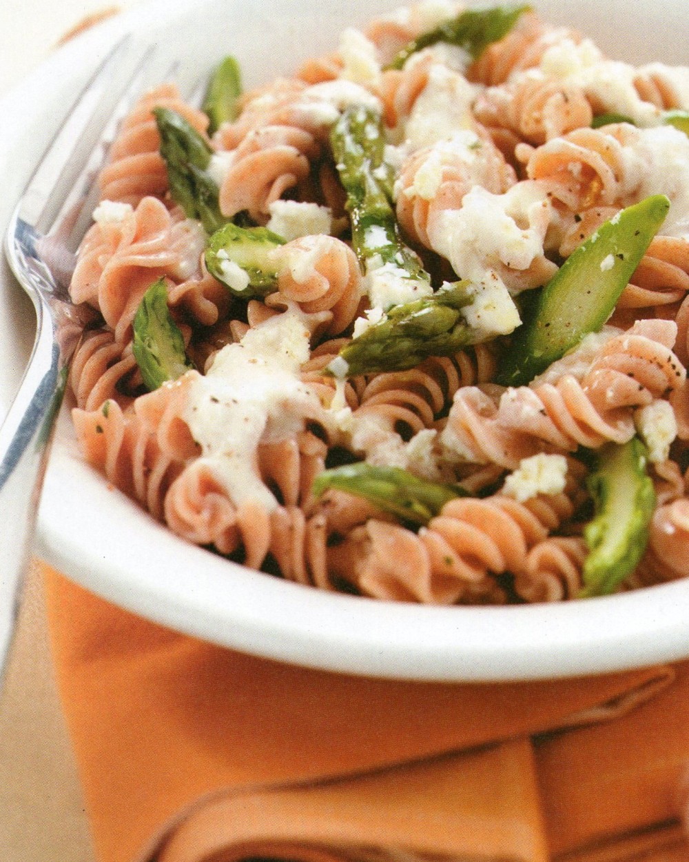 Fusilli με λιωμένη φέτα και σπαράγγια