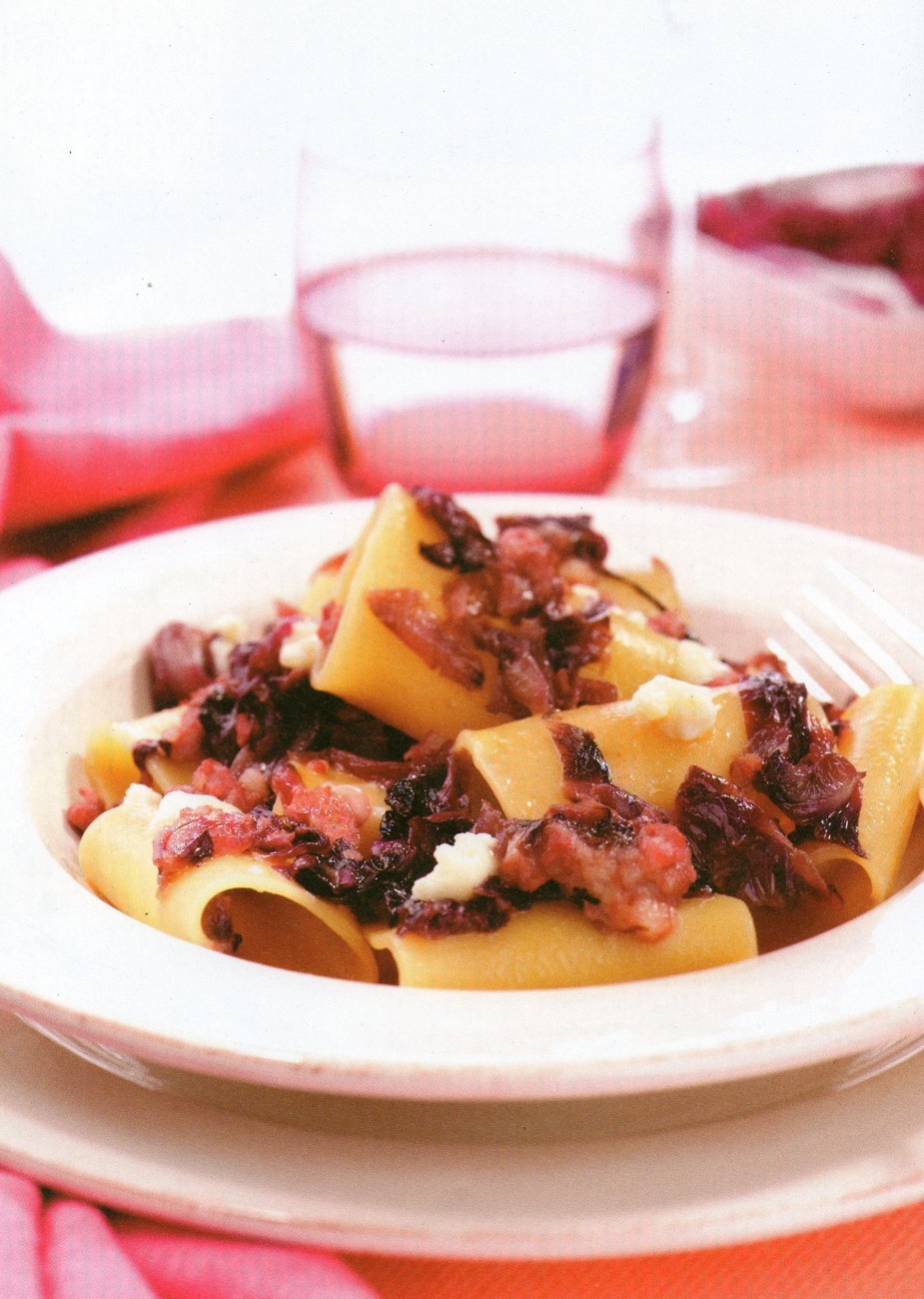 Ζυμαρικά paccheri με ραντίτσιο, λουκάνικα και τυρί
