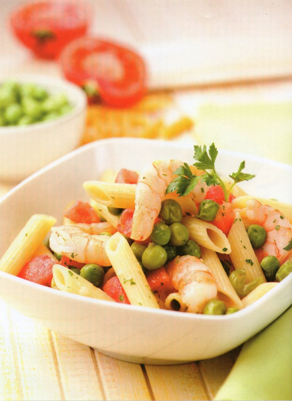 Penne με γαρίδες, ντομάτες και αρακά