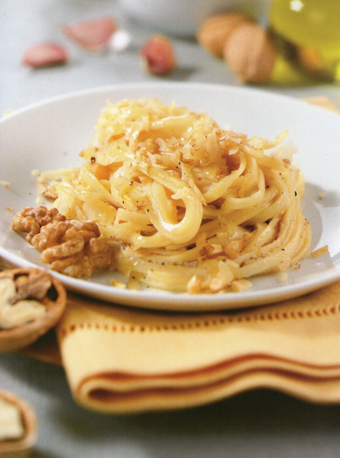 Spaghetti με καρύδια και τριμμένη φρυγανιά