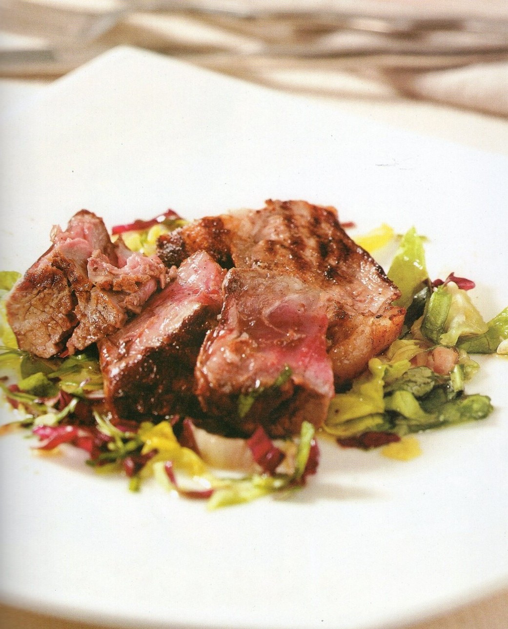 Tagliata μοσχαρίσια με ανάμεικτη σαλάτα