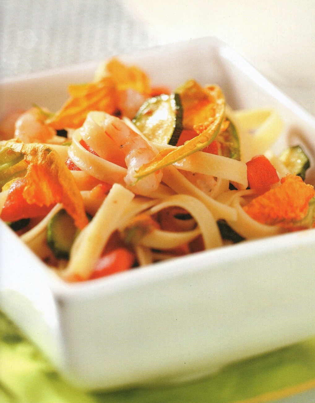 Tagliatelle με γαρίδες, φρέσκια ντομάτα και κολοκυ