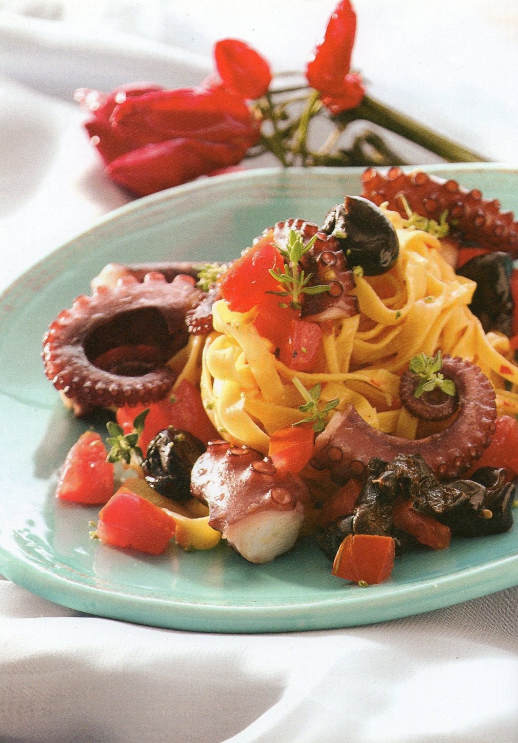 Tagliatelle με χταπόδι, ντομάτα και ελιές
