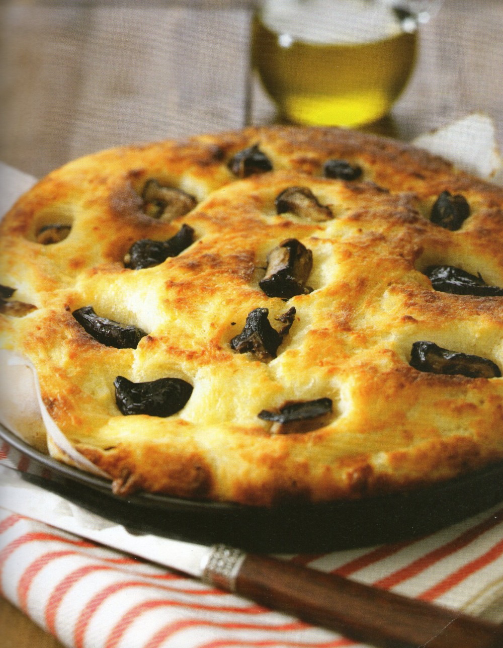 Focaccia πατάτας με mozzarella και μανιτάρια