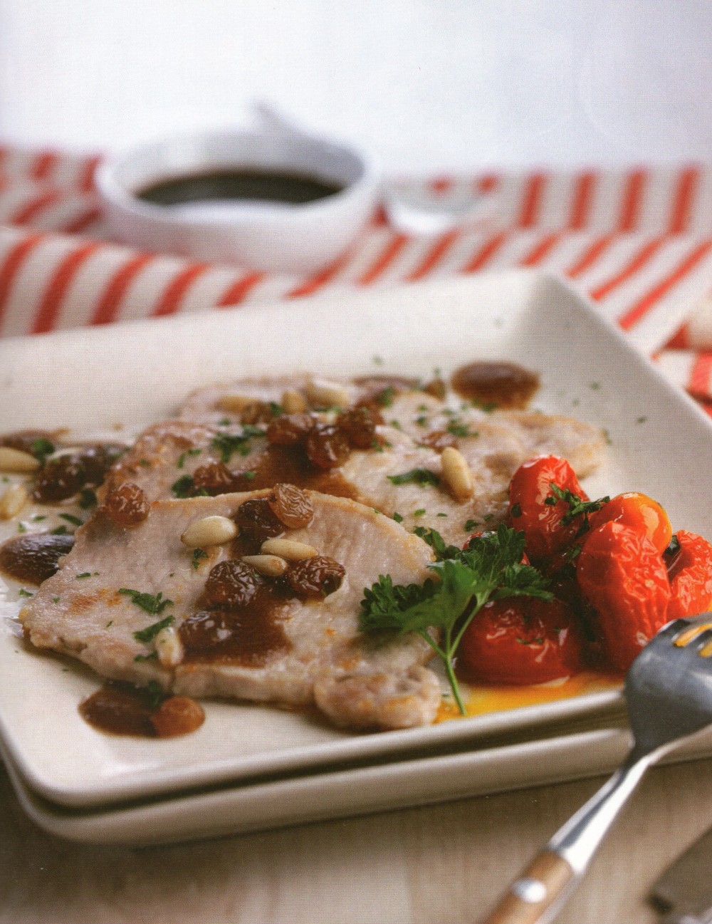 Scaloppine με βαλσάμικο, κουκουνάρια και σταφίδες