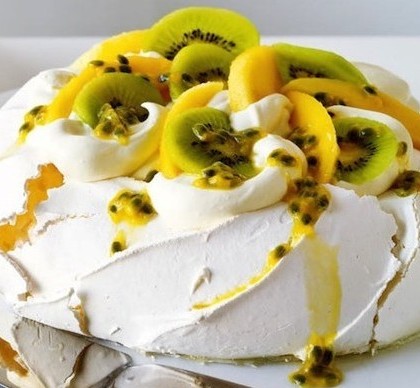 Τροπική τούρτα pavlova με μους γιαουρτιού, ακτινίδ