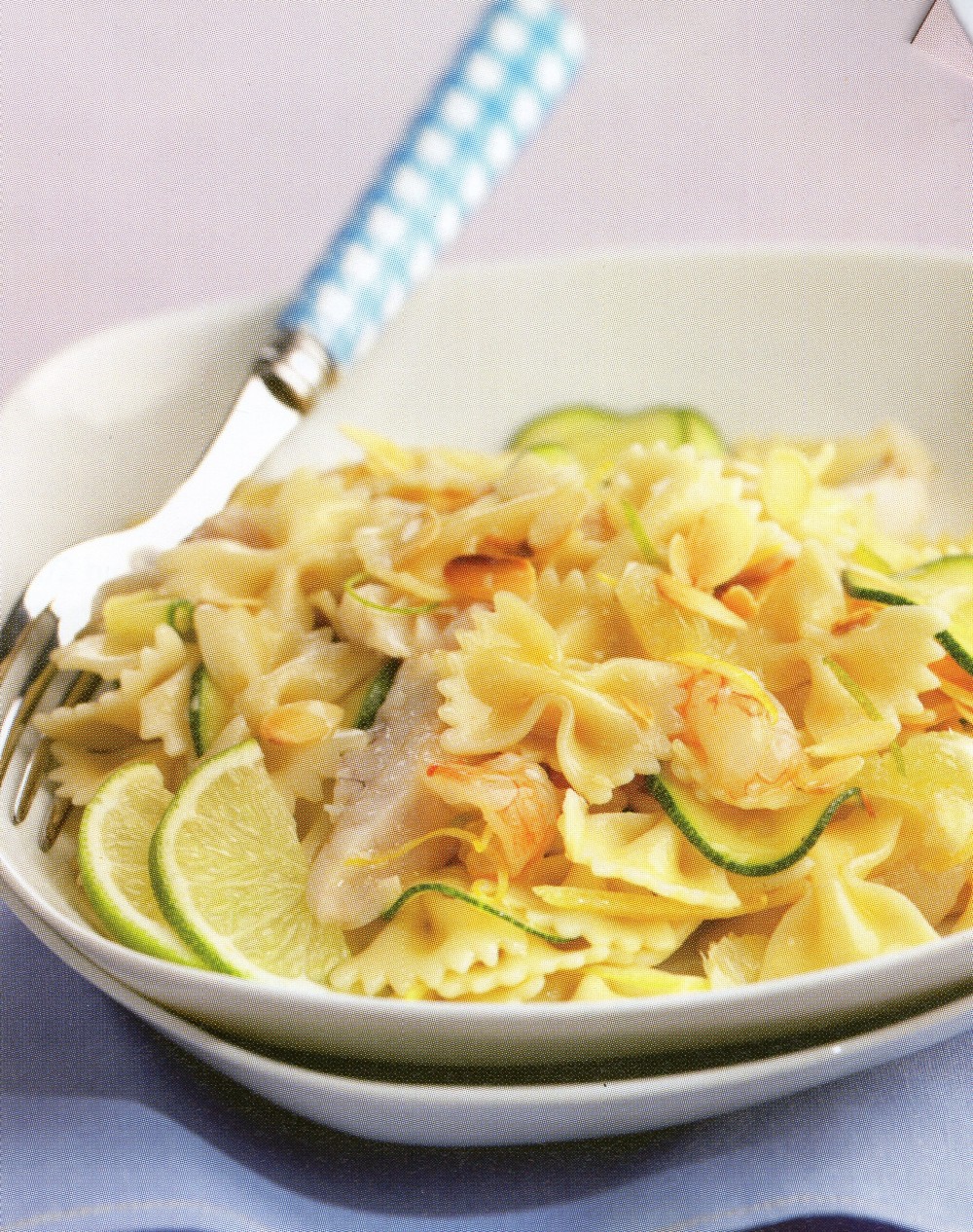 Σαλάτα με farfalle, σφυρίδα και εσπεριδοειδή