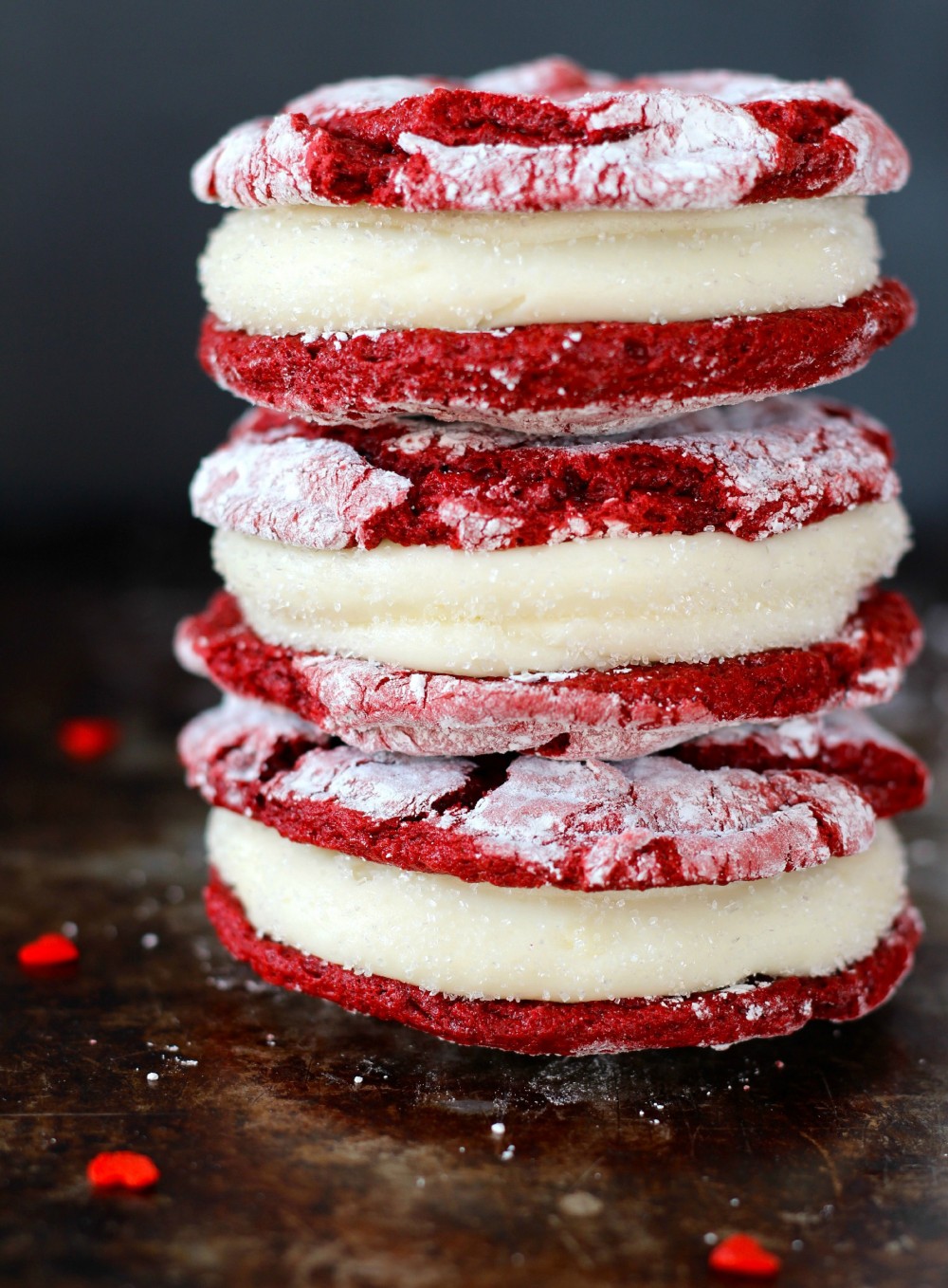 Κόκκινα cookies γεμιστά