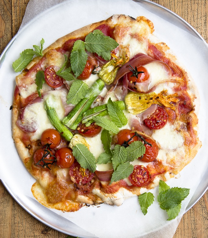 Πίτσα με mozzarella, ντοματίνια, κολοκυθάκια, pros