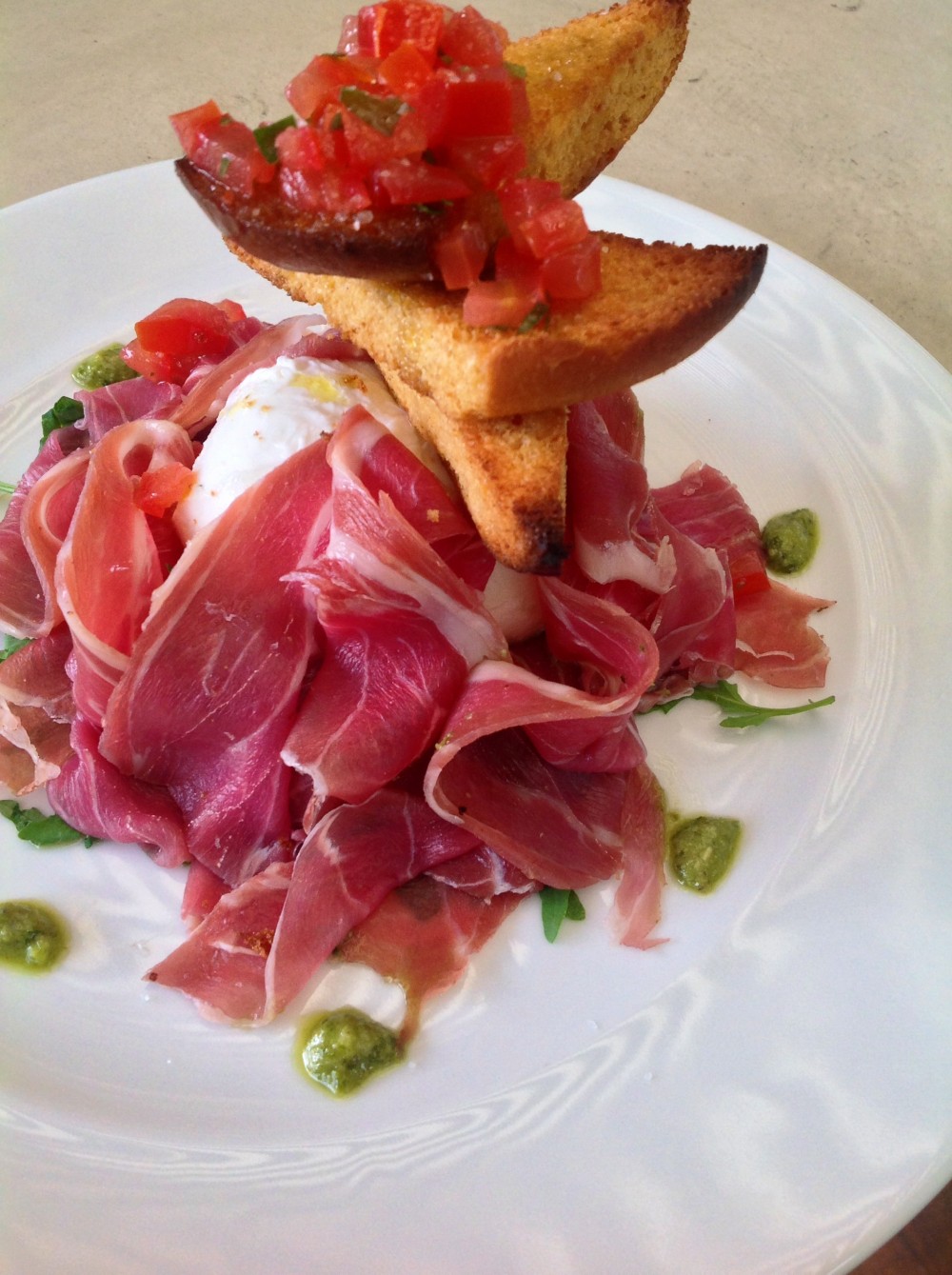 Prosciutto και mozzarella με φύλλα ρόκας και τραγα