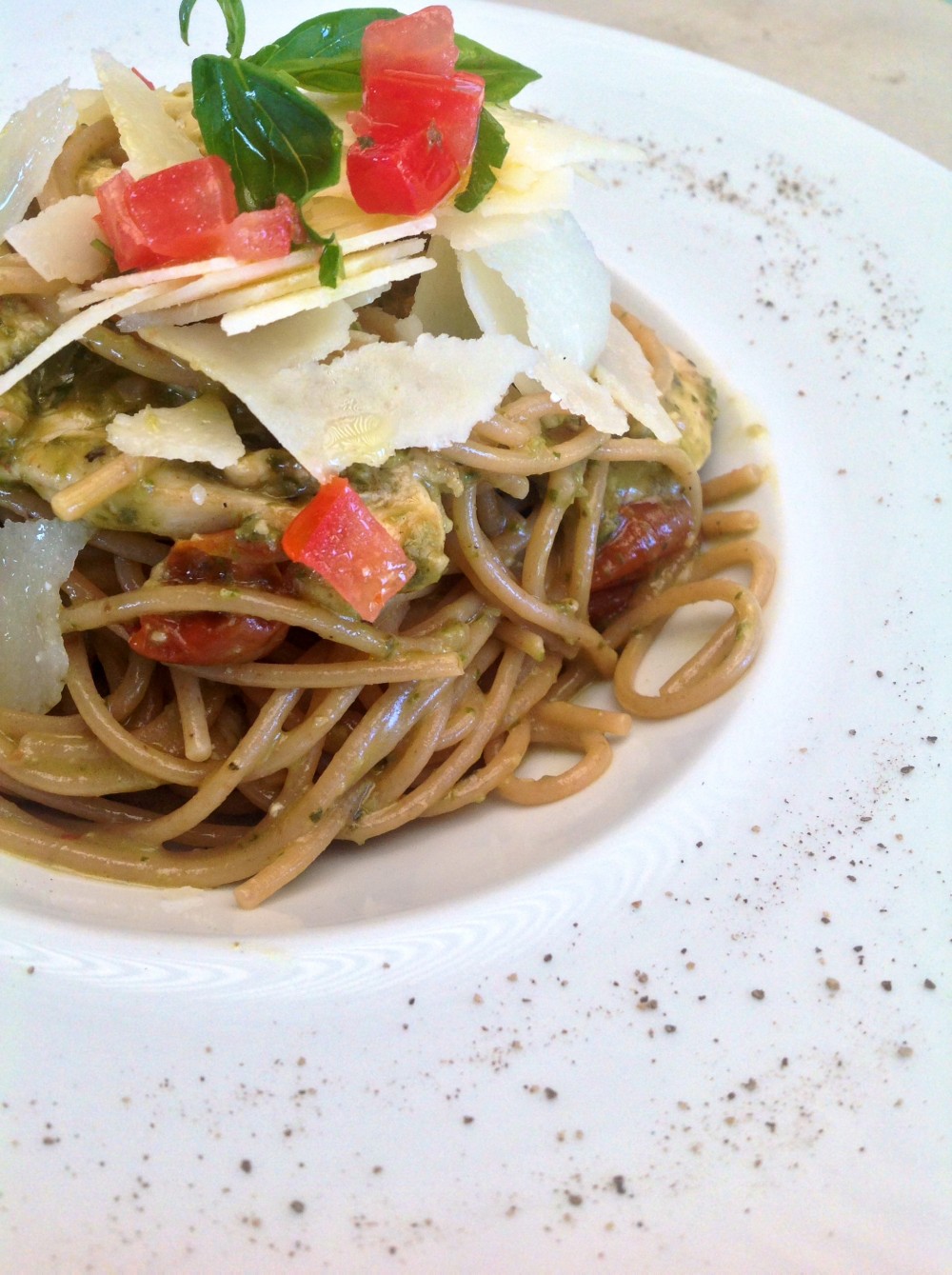 Spaghetti integrale με pesto al basilico και κοτόπ