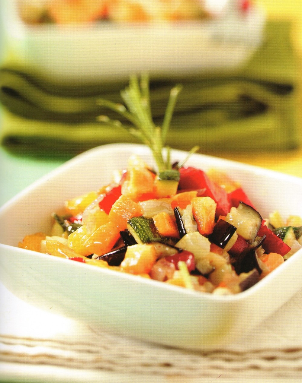 Ελαφριά caponata με λαχανικά και θυμάρι