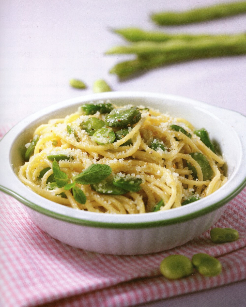 Spaghetti με κουκιά, τυρί και δυόσμο