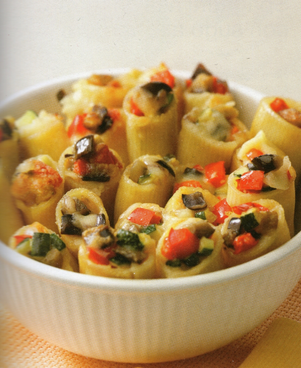 Rigatoni με ραγού λαχανικών και καπνιστό τυρί