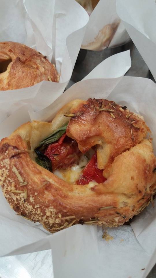Muffins γεμιστά με ντοματίνια, mozzarella και βασι