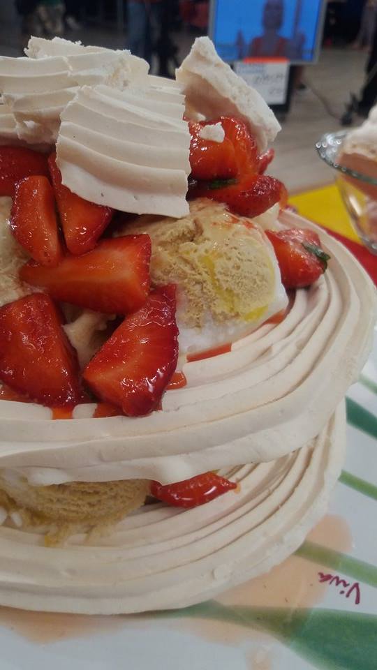Pavlova γεμιστή με παγωτό lemon pie και μαριναρισμ