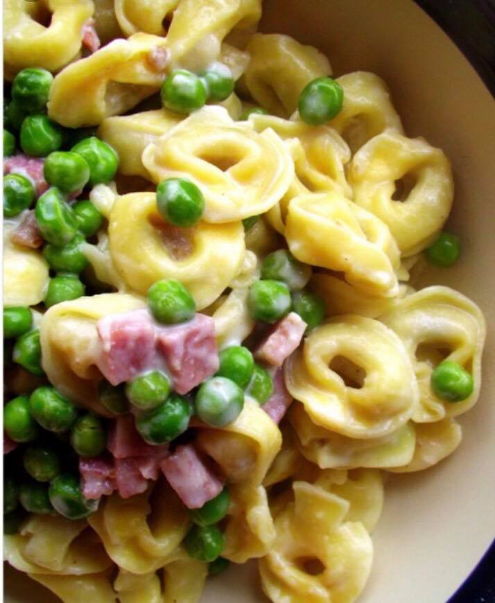 Tortellini με προσούτο, αρακά και γιαούρτι