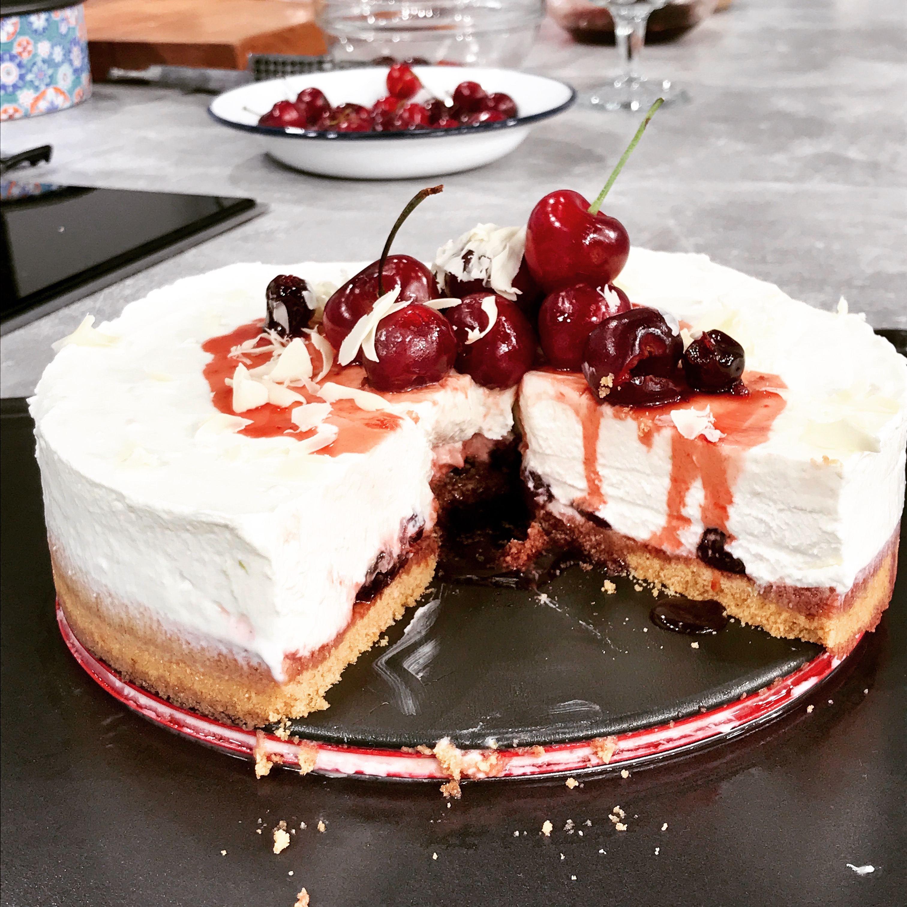 Cheesecake με μους γιαουρτιού, βύσσινο, κεράσια κα